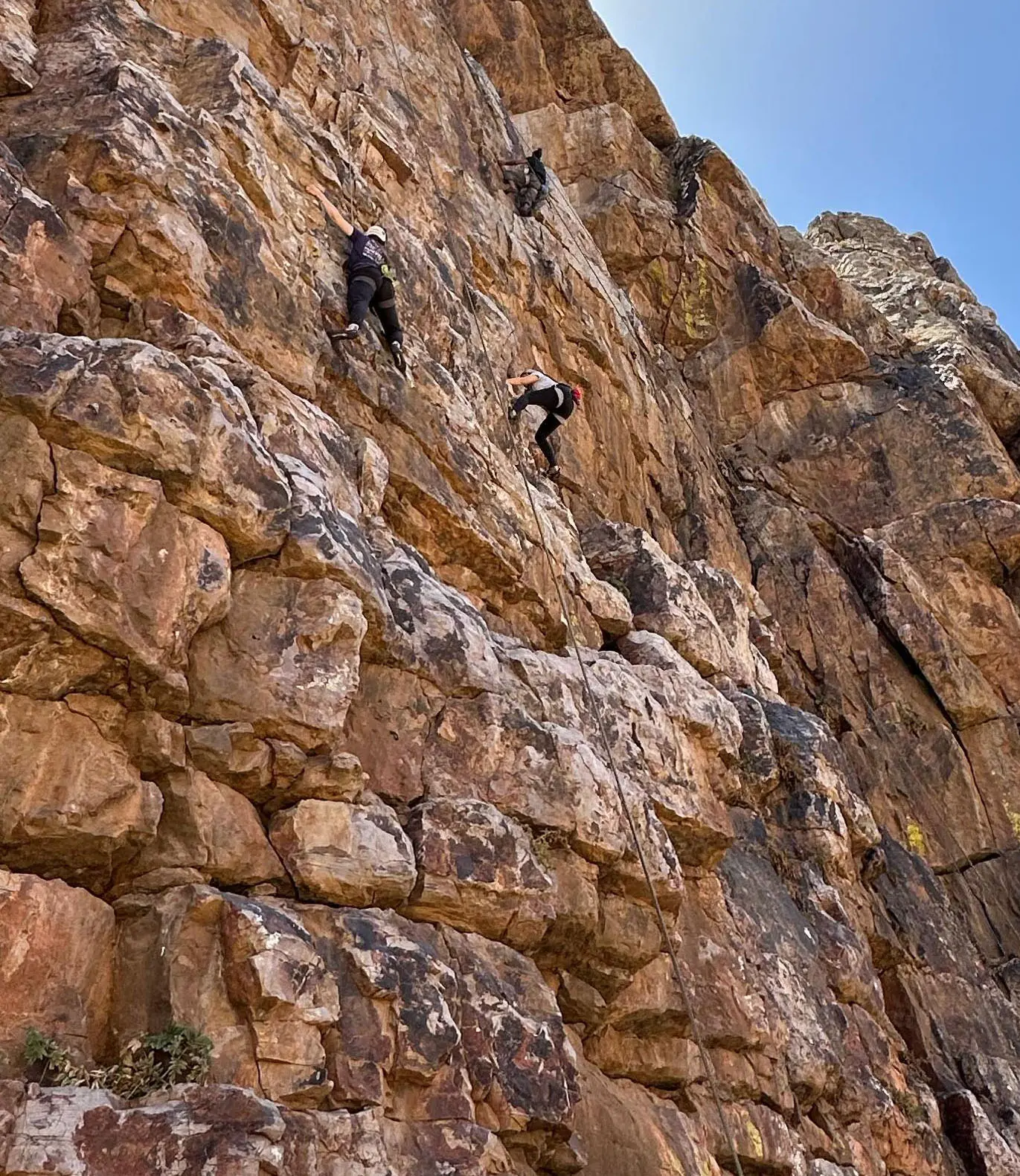 Climbers climb the Gagou's mountains